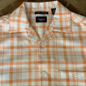 Short sleeve men’s plaid button up